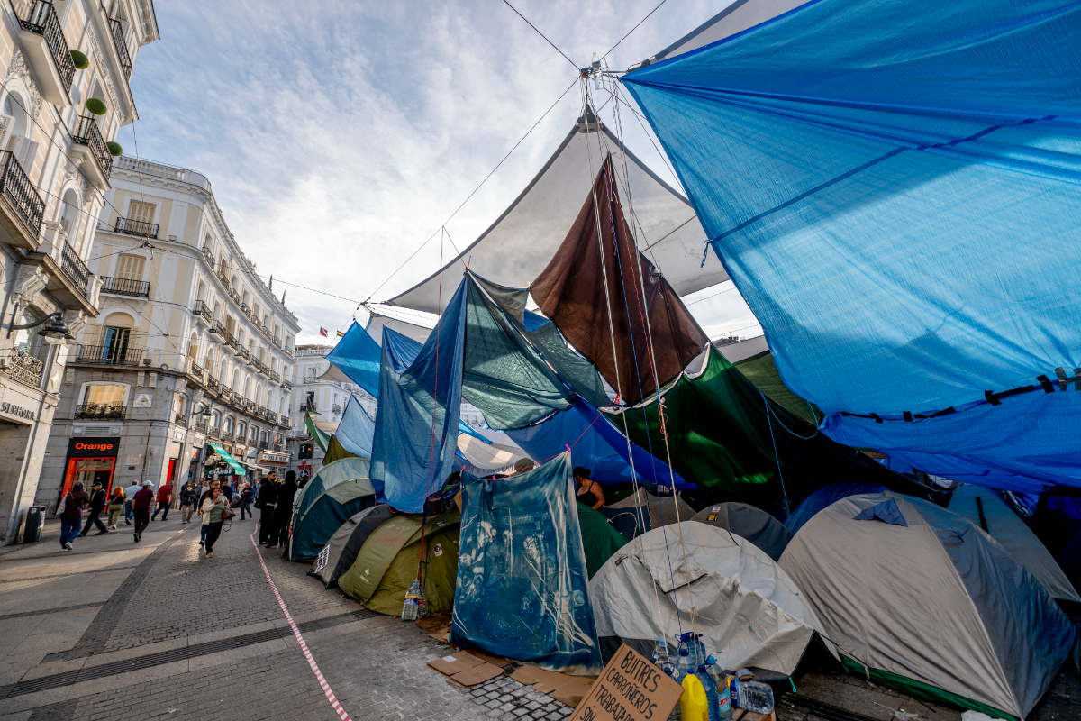 Una víctima de okupación ocupa una tienda de campaña en Sol y los manifestantes terminan «desahuciándola»