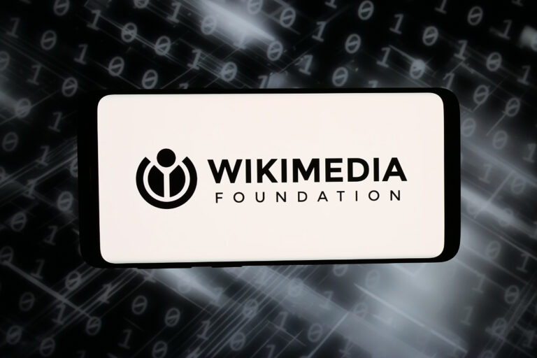 Wikimedia alerta de agentes de OpenAI actuando sin autorización: millones de accesos pudieron contribuir a una caída de sus servicios