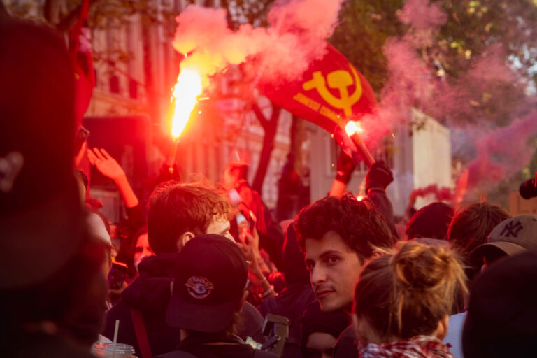 Los disturbios en Francia alcanzan a un bebé de un año: lanzan un mortero junto a su carrito y acaba hospitalizado