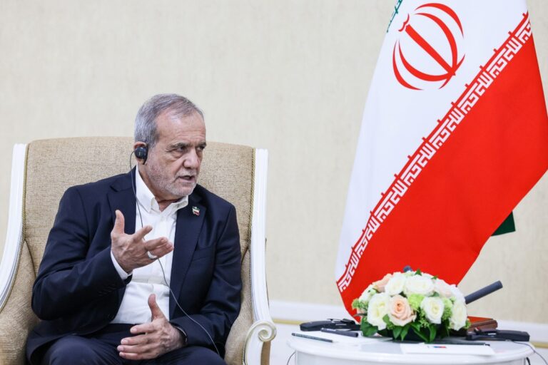 Estados Unidos redobla la presión económica sobre el régimen de Irán y sanciona a más de 20 personas y empresas vinculadas con Teherán