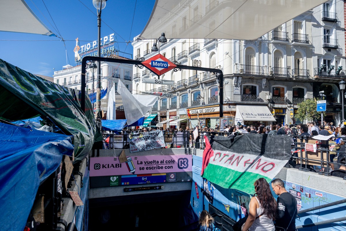Orines, excrementos, residuos orgánicos… el caos causado por los acampados en la estación de Metro de Sol