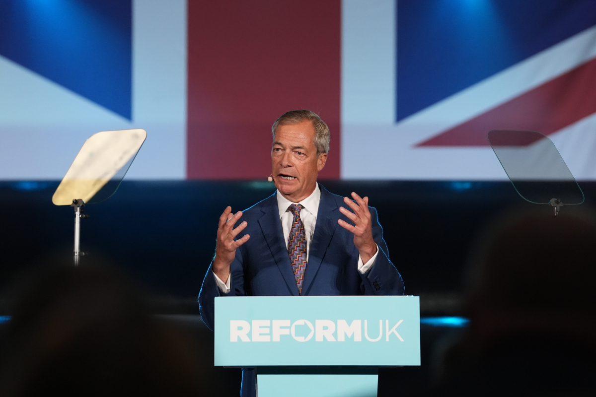 Farage promete suspender el asilo durante cinco años en Reino Unido y deportar a los solicitantes: «Queremos volver a ser un país normal»