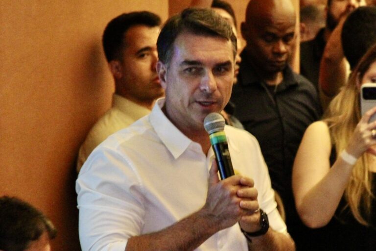 La Administración Trump permitirá a Flávio Bolsonaro exiliarse en EEUU tras la persecución contra él ordenada por Lula da Silva