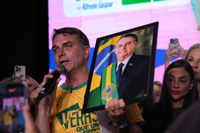 Flávio Bolsonaro visita a su padre en prisión domiciliaria: «Está bien. Muy alegre con el resultado de la primera vuelta»