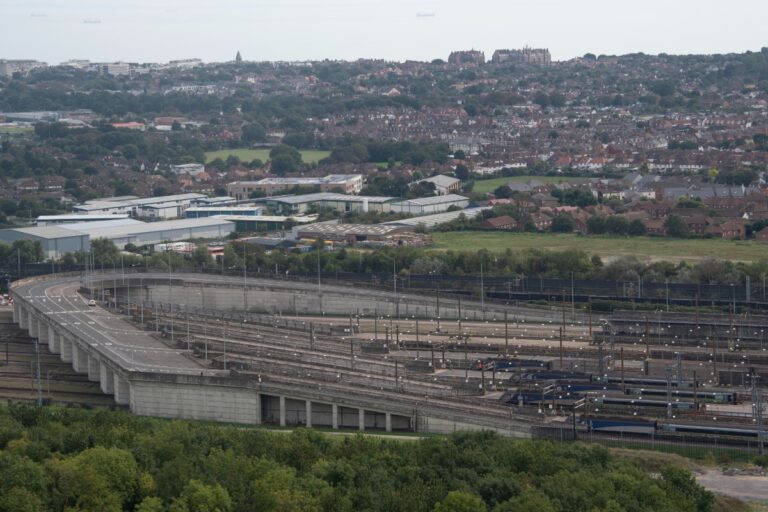 Un choque entre un tren y un autobús en la entrada francesa del Eurotúnel deja al menos 19 heridos, cinco de ellos críticos