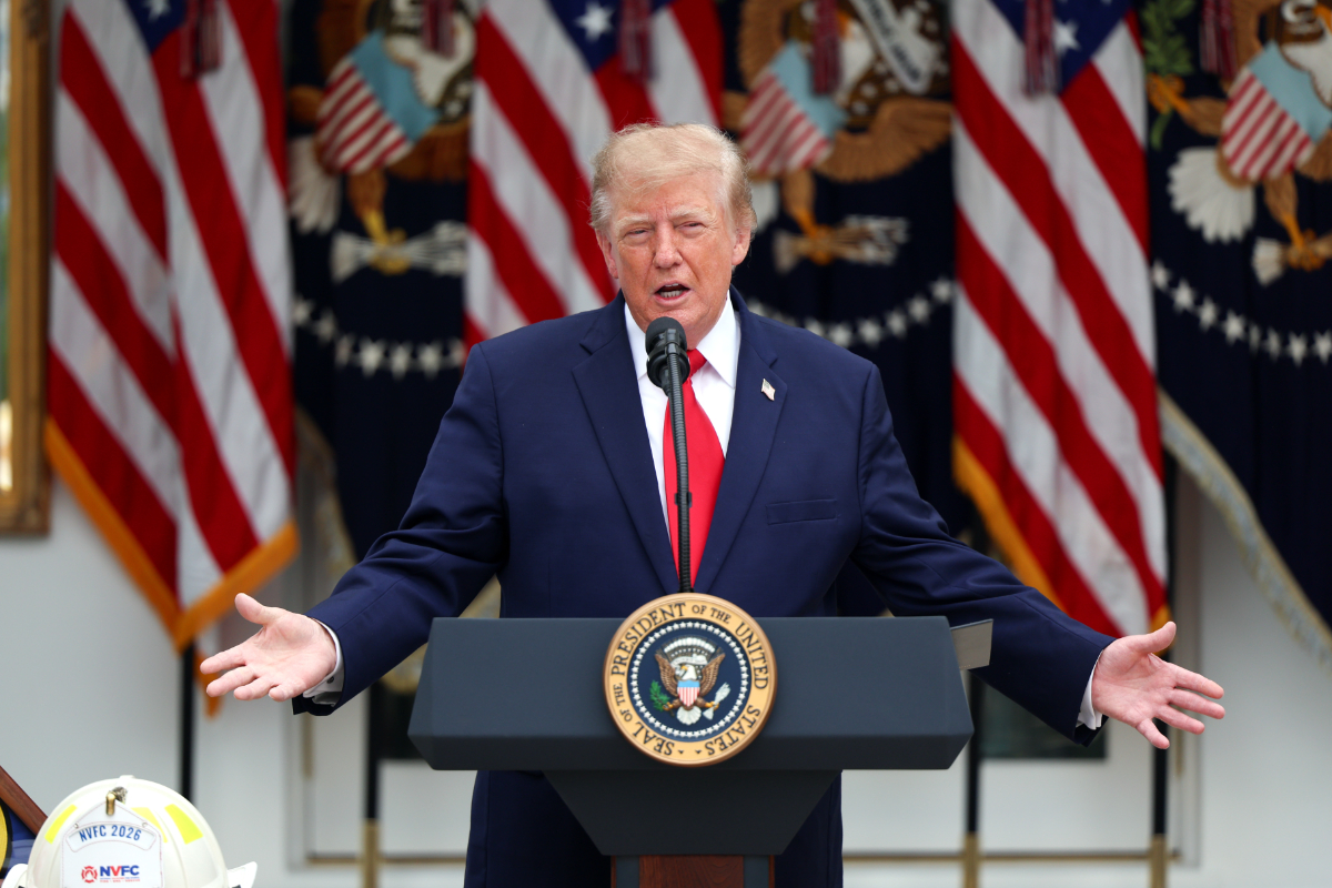 Trump exige a Francia cerrar la frontera «y rápido»: «Los inmigrantes se han apoderado de Francia»