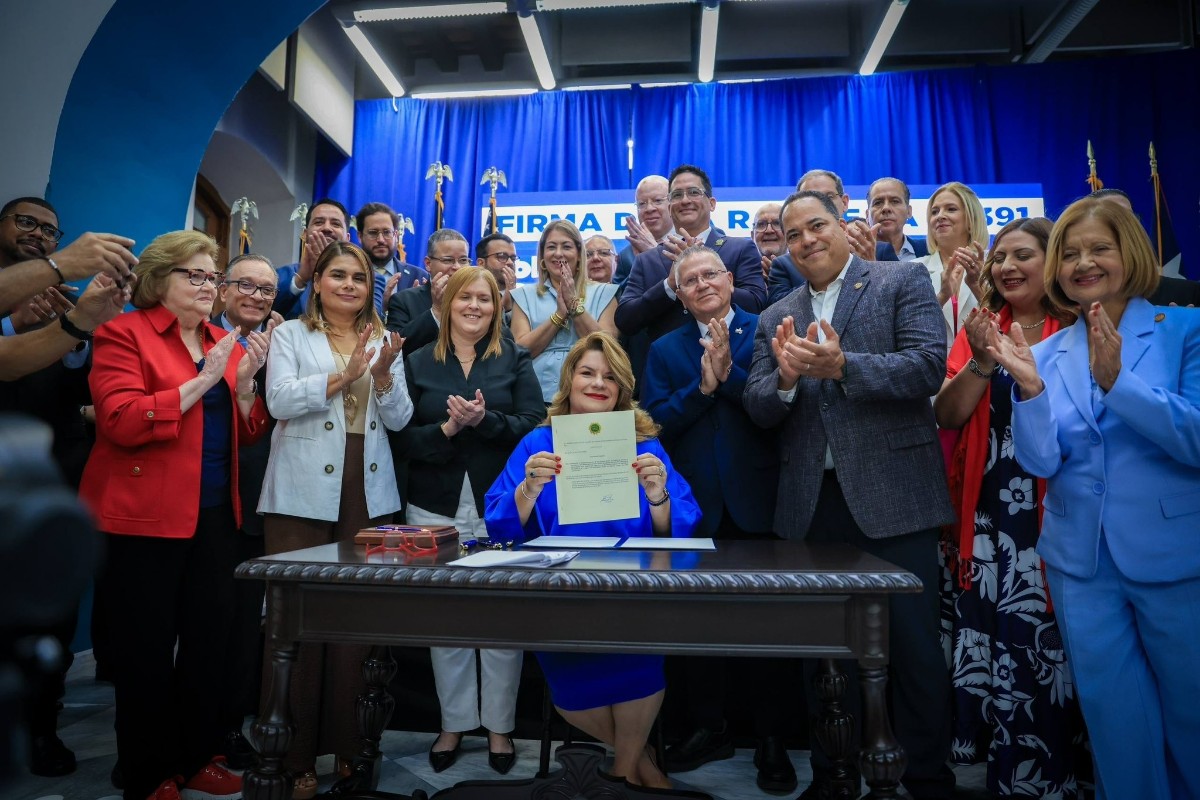La gobernadora de Puerto Rico firma una petición para que Estados Unidos admita a la isla como su estado 51