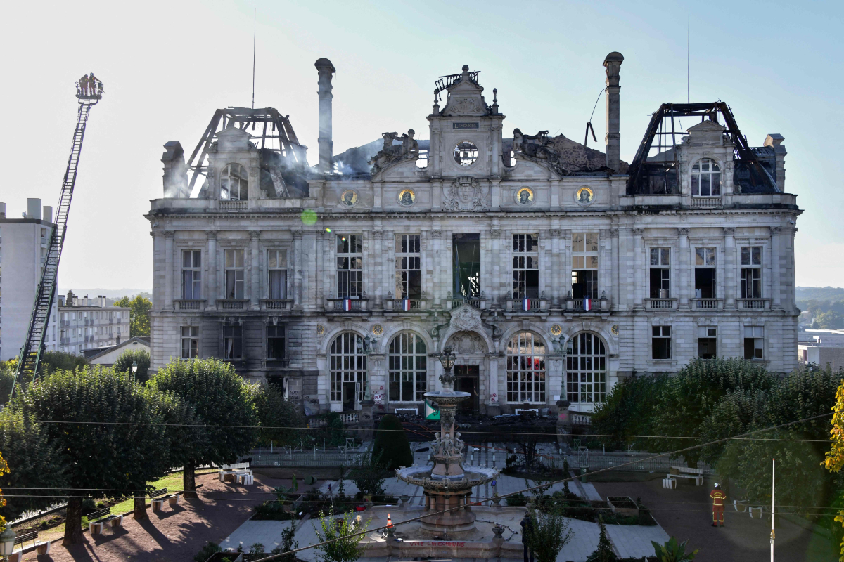 Detenido un ultraizquierdista fichado por los servicios de seguridad como principal sospechoso del incendio del Ayuntamiento de Limoges (Francia)