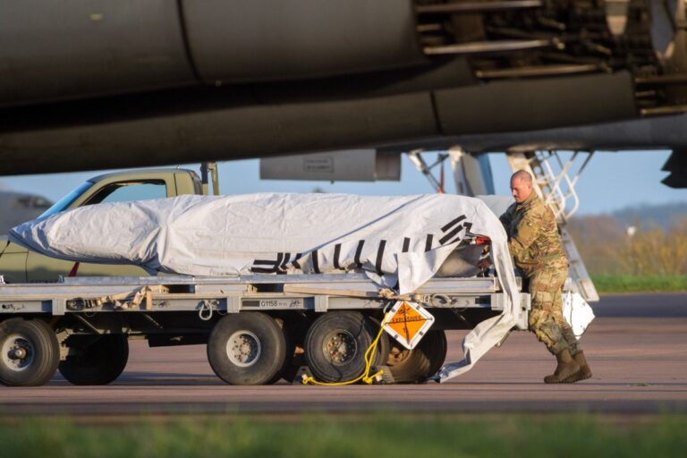 Detenidos dos terroristas por su vinculación con el atentado iraní contra la base militar de Fairford (Reino Unido)