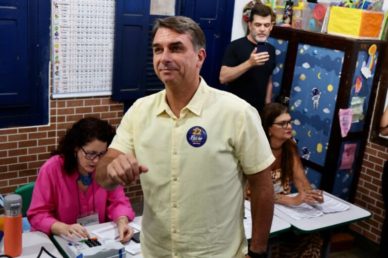 El patriota Flávio Bolsonaro asegura desde el exilio que es el ganador de la elección: «Soy el verdadero presidente electo de Brasil»