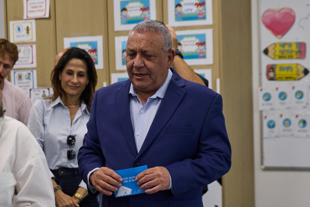 Elecciones en Israel: el bloque del opositor Eisenkot aventaja al de Netanyahu en las primeras proyecciones pero no alcanza la mayoría