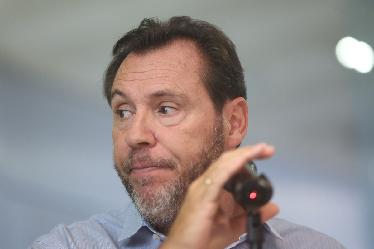 Óscar Puente dedica hasta cuatro horas diarias a X y entre dos y tres durante su jornada laboral, según una estimación de Grok