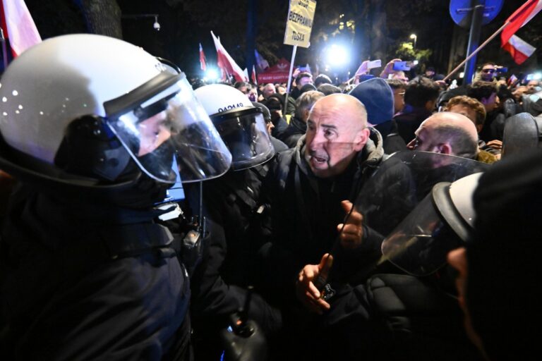 Miles de polacos protestan frente al Tribunal Constitucional ante la toma ordenada por Tusk