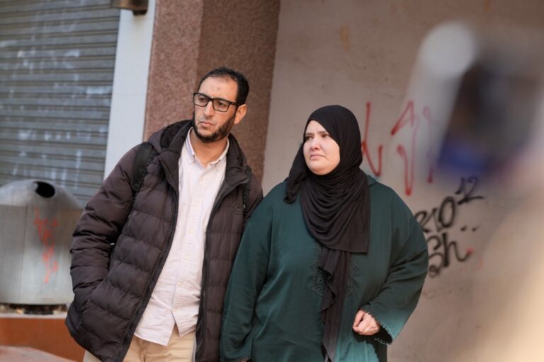 Al menos 19 agentes heridos y dos ultraizquierdistas detenidos en la protesta por el desahucio en Vitoria de un imán que cobra casi 2.500 euros en ayudas