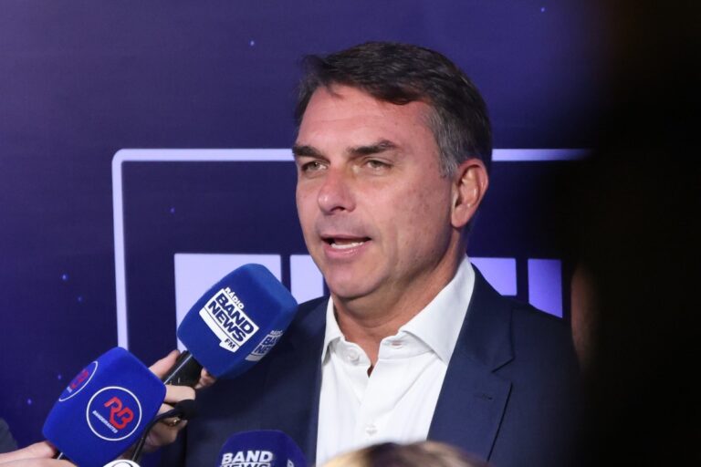 El patriota Flavio Bolsonaro destapa las miserias de Lula en el primer debate de cara a la segunda vuelta de las presidenciales en Brasil