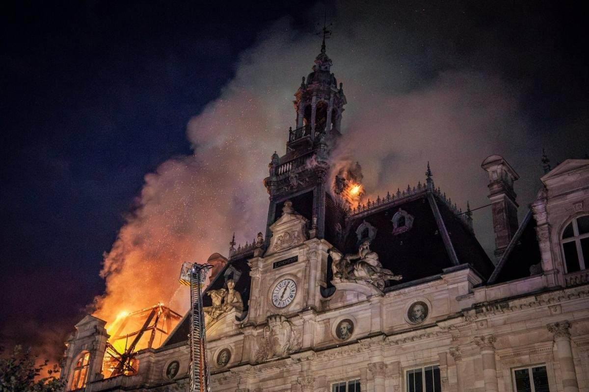 Detenido e investigado por terrorismo uno de los responsables del incendio del Ayuntamiento de Limoges durante los disturbios en Francia