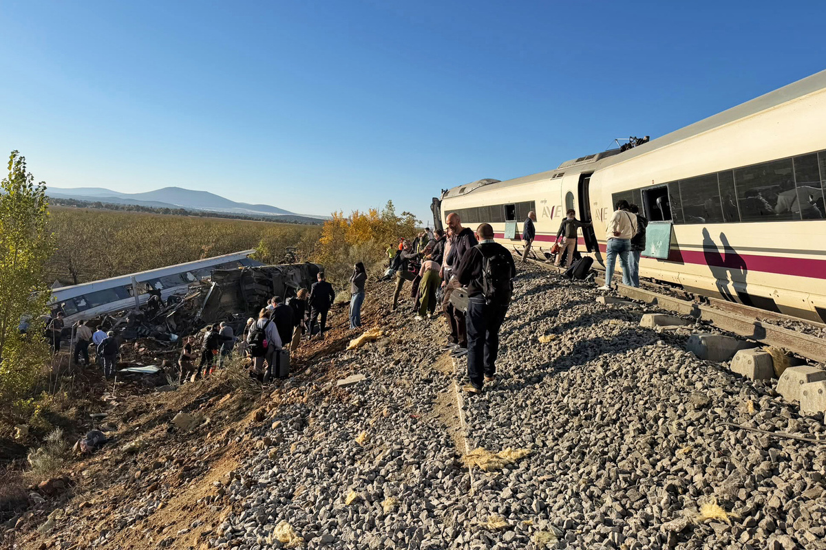 Nueva tragedia ferroviaria: una colisión entre un AVE y un Iryo provoca fallecidos tras caer dos vagones por un terraplén en Toledo