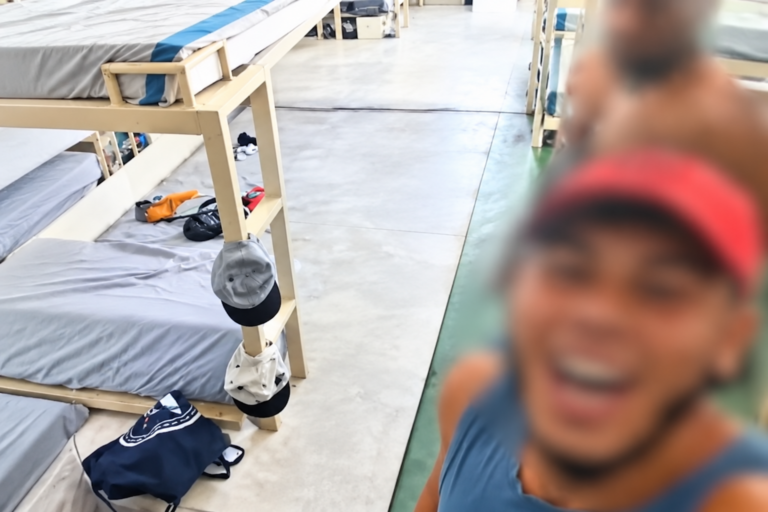 El asesino dominicano de un joven de Parla graba vídeos en la cárcel riéndose de la familia de la víctima: «¡Preso, pero no muerto!»