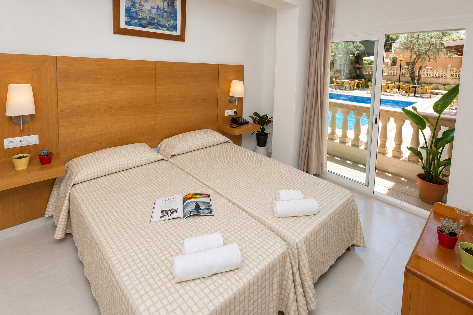 Magrebíes y rumanos okupan todo un hotel de lujo en Mallorca y provocan malestar entre los residentes de las inmediaciones