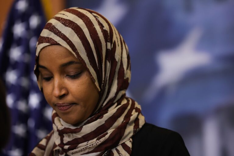 La Administración Trump busca pruebas para despojar de la ciudadanía a Ilhan Omar, congresista musulmana de origen somalí, y estudiar su deportación