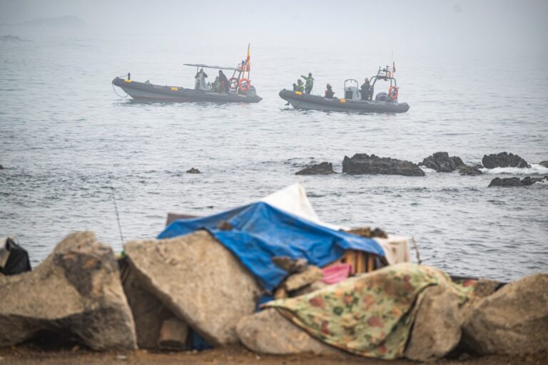 Las mafias elevan hasta 15.000 euros las ‘tarifas’ por trasladar inmigrantes de Ceuta a la Península y los arrojan al mar para evitar detenciones de los patrones