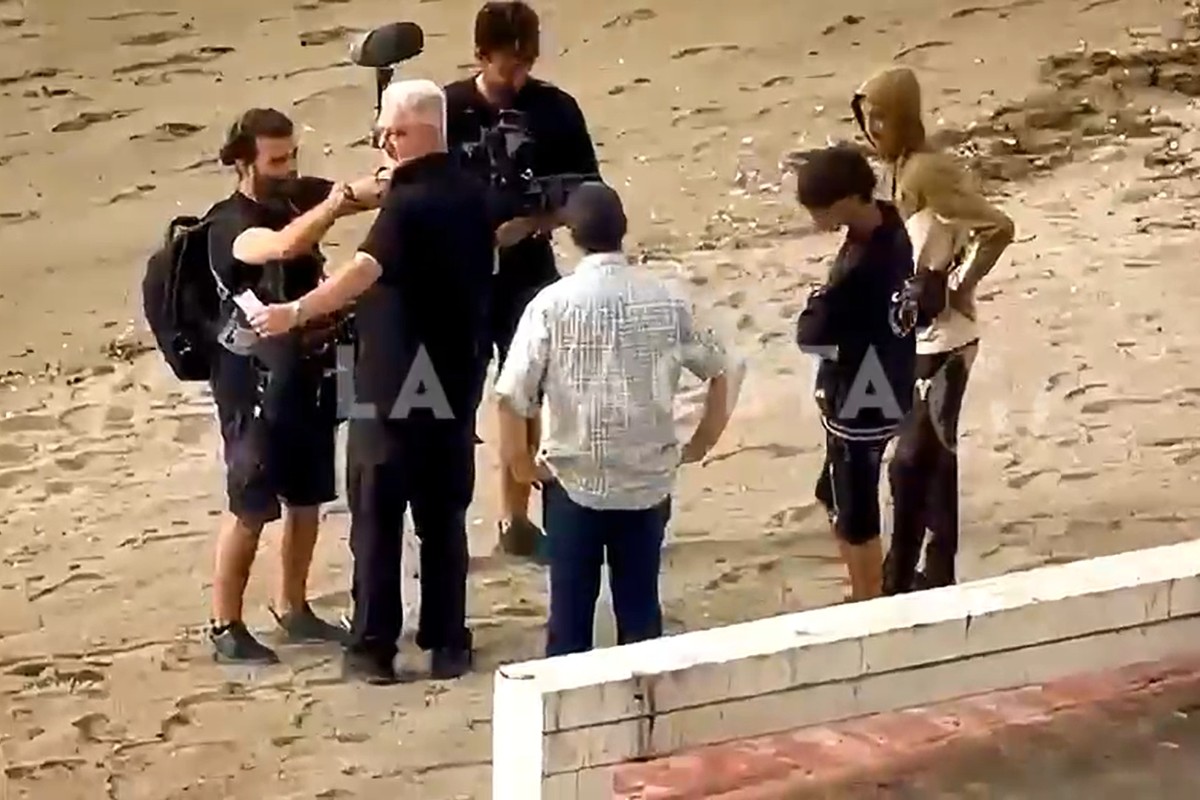 Un medio alemán graba un reportaje teatralizado con dos menas en la playa de la Ribera de Ceuta para blanquear la invasión