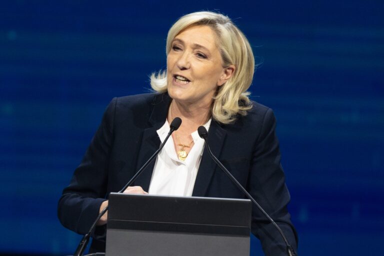 Marine Le Pen amplía su ventaja de cara a las presidenciales francesas, según un sondeo realizado tras la oleada de violencia «islamoizquierdista»