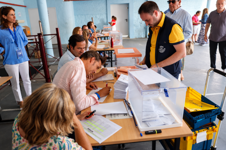 Un trabajador de Correos afirma que sí se pueden amañar las elecciones: «Conocen los datos del censo y pueden emitir votos de quienes no acuden nunca a las urnas»