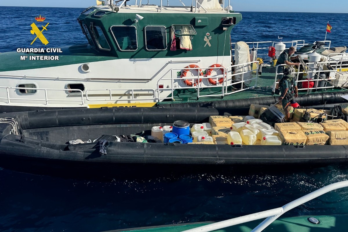 Detenidos ocho tripulantes de una narcolancha con 3.040 kilos de hachís frente a la costa de Huelva