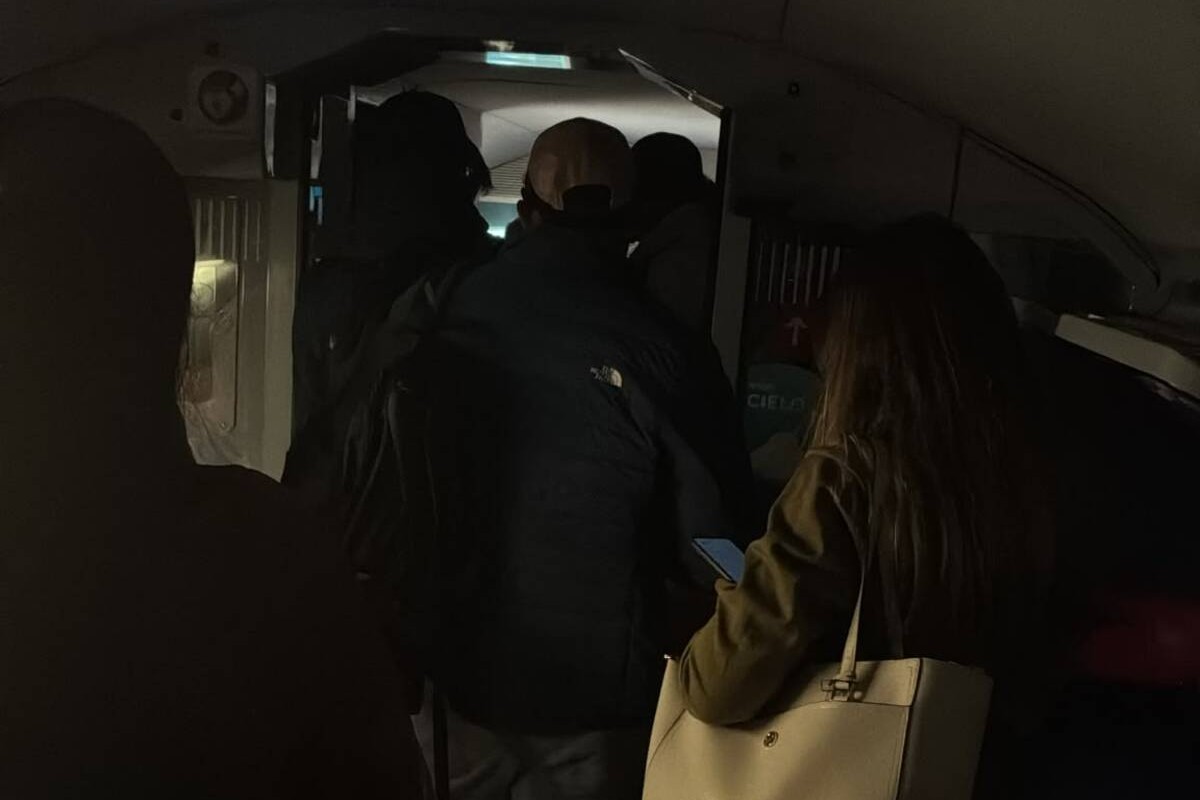 A oscuras, sin baños y sin aire: 229 minutos atrapados en un túnel ferroviario por el enganchón de la catenaria en el ‘Ouigo’ de Levante