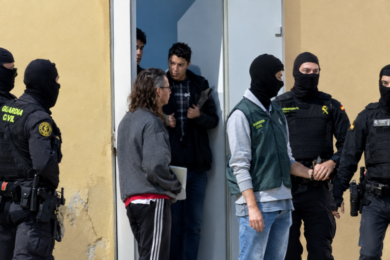 La Guardia Civil registra la sede de una ONG vinculada a Soros por repartir espráis de pimienta a invasores en Ceuta y detiene a tres miembros