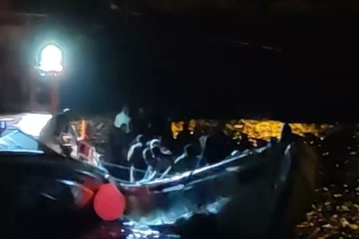La llegada de otros 252 inmigrantes ilegales en tres cayucos en menos de 24 horas vuelve a elevar la presión migratoria en la isla de El Hierro