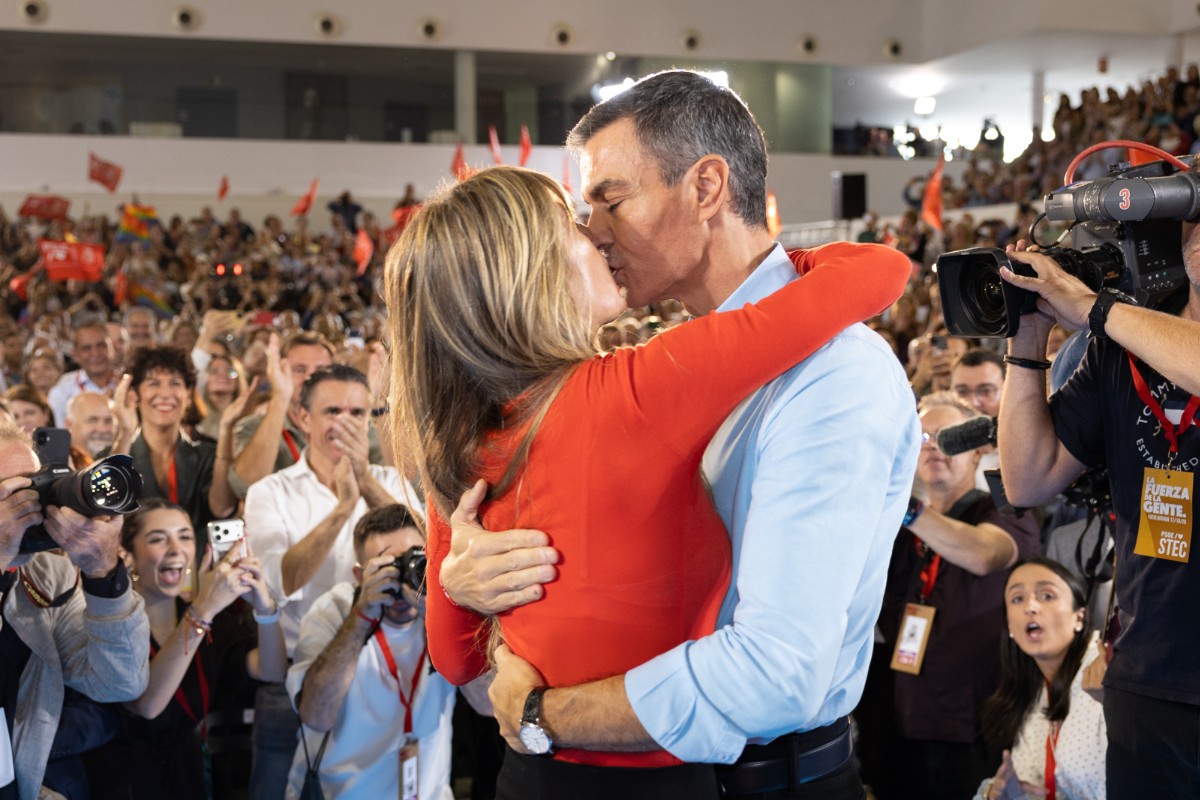 Sánchez aparca la vivienda y centra su estrategia de campaña en su amor a la imputada Begoña Gómez: «Que lo escuchen alto y claro, te quiero»