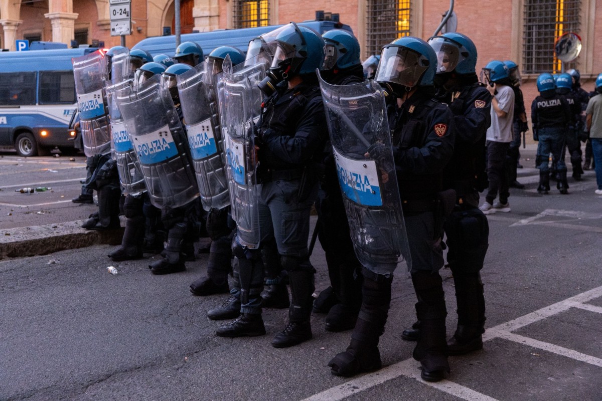 La ultraizquierda también agita las calles de Italia: violencia extrema contra la Policía y cánticos a favor de Hamás y la yihad en 50 ciudades del país