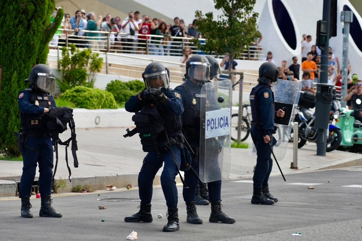 Nueve policías heridos y varios detenidos tras los disturbios registrados en Valencia durante la marcha por la vivienda convocada por la extrema izquierda