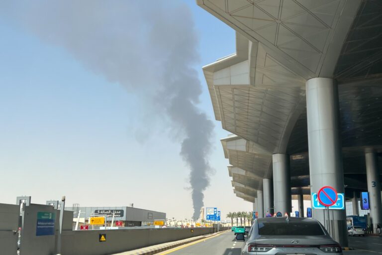 Al menos doce muertos y más de 300 heridos en un atentado de los islamistas hutíes sobre el aeropuerto de Riad (Arabia Saudí)