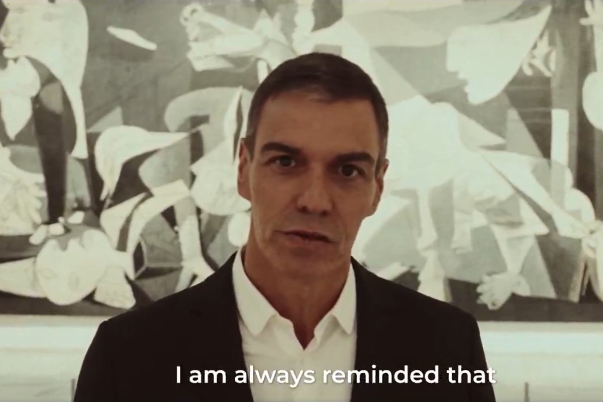 Pedro Sánchez utiliza como plató el Museo Reina Sofía y lo cierra para grabarse un vídeo electoral del PSOE delante del ‘Guernica’ de Picasso