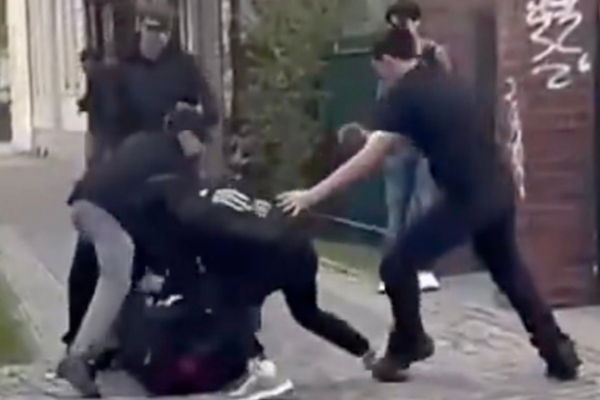 Se viraliza en redes un vídeo de un estudiante alemán siendo golpeado brutalmente por una banda de adolescentes, entre ellos varios sirios