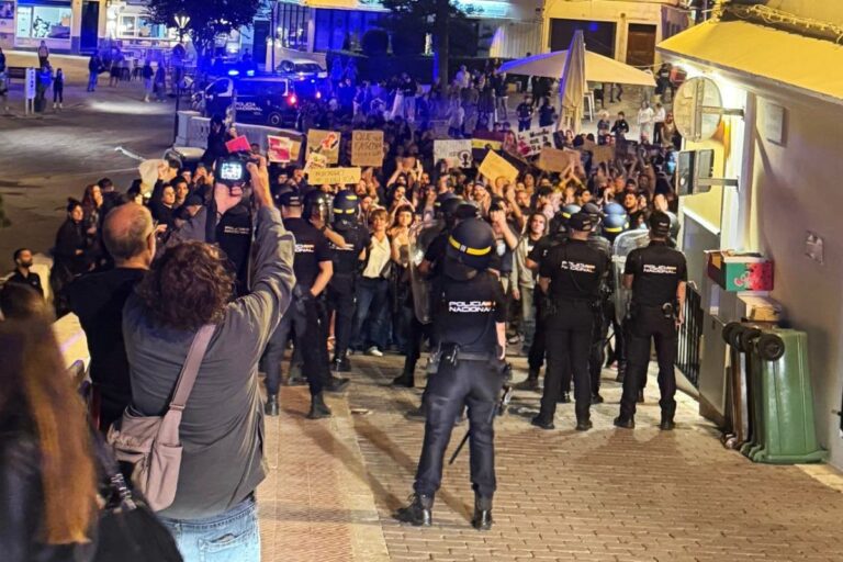 Ultraizquierdistas cargan contra la furgoneta de Santiago Abascal tras finalizar el acto en Mahón (Menorca) ante la escasa presencia policial