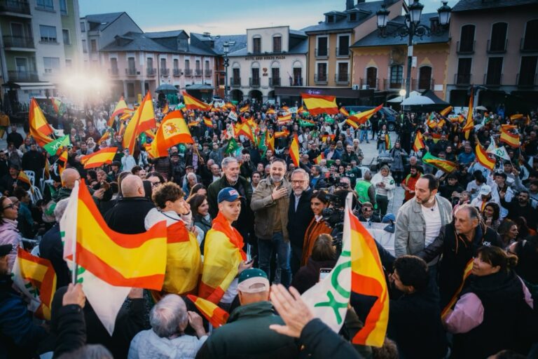 Santiago Abascal llama en Ponferrada (León) a una movilización masiva el 29-N para «echar a la mafia» de Pedro Sánchez: «Ese día nos lo jugamos todo»