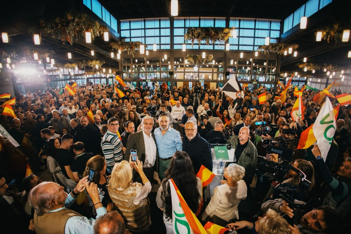 Santiago Abascal defiende el programa de «sentido común» de VOX que incluye la «prioridad nacional» y denuncia a los «políticos traidores» que han puesto los intereses de los españoles «en el último lugar»