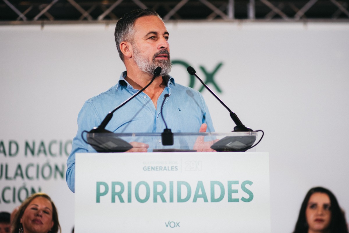 Santiago Abascal retrata a Pedro Sánchez tras negar la relación entre inmigración masiva y delincuencia: «Sal y díselo mirándoles a los ojos a las víctimas de las bandas, a los abuelos de Torre-Pacheco, a los ceutíes…»