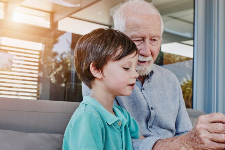 Publican un anuncio en Irlanda que desaconseja a los abuelos abrazar a sus nietos para «promover el consentimiento» infantil