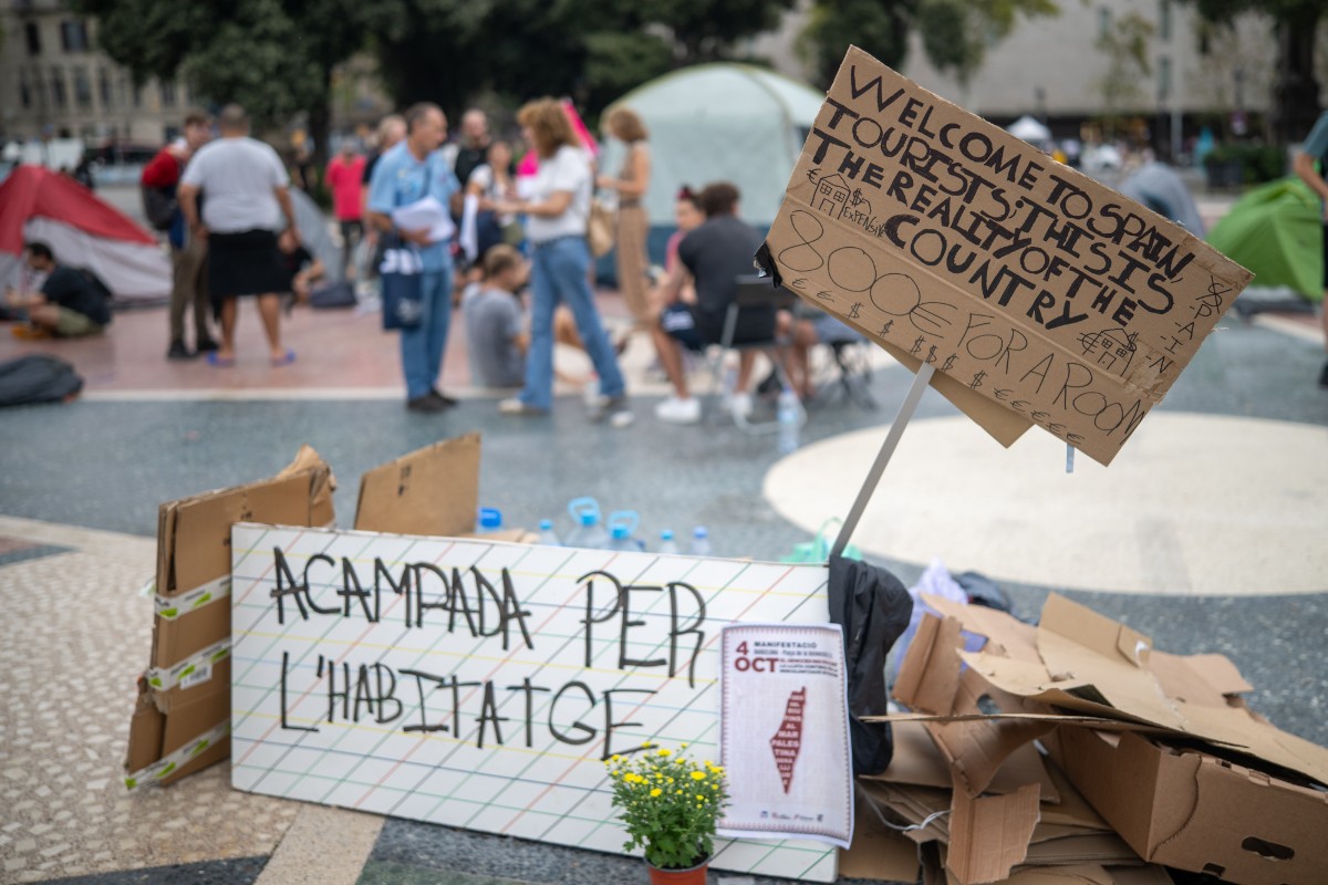 La Barcelona de Collboni se suma al «movimiento acampada» por la vivienda: suben ya a 70 las tiendas de campaña en la Plaza de Catalunya