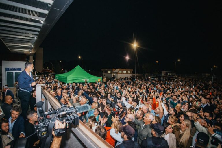 Santiago Abascal desborda Talavera de la Reina (Toledo): más de 1.500 personas se quedan fuera del auditorio por aforo completo