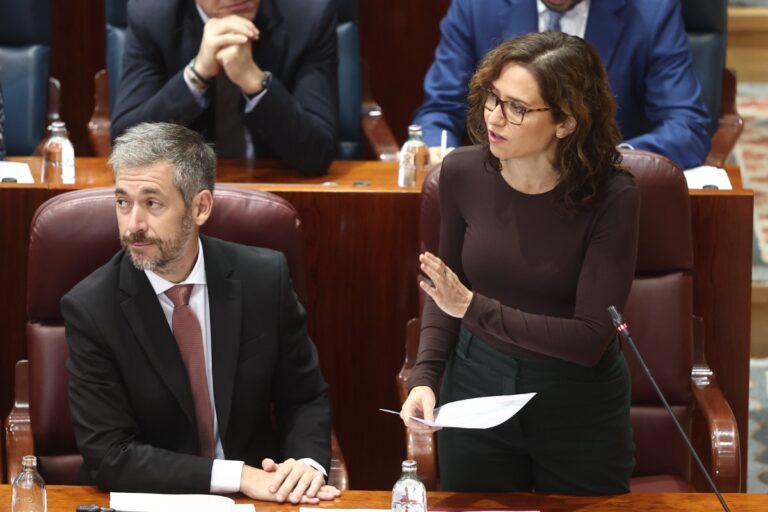 El PP de Ayuso se suma a la izquierda y rechaza la iniciativa de VOX en defensa de la «prioridad nacional» en el acceso a la vivienda social