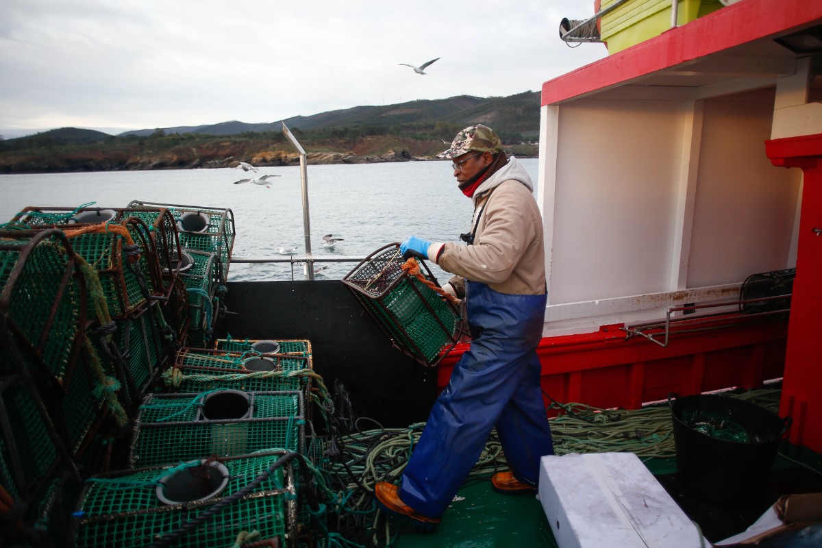 Pescadores de Almería denuncian la presencia de al menos 40 barcos de Marruecos y Argelia faenando con redes prohibidas
