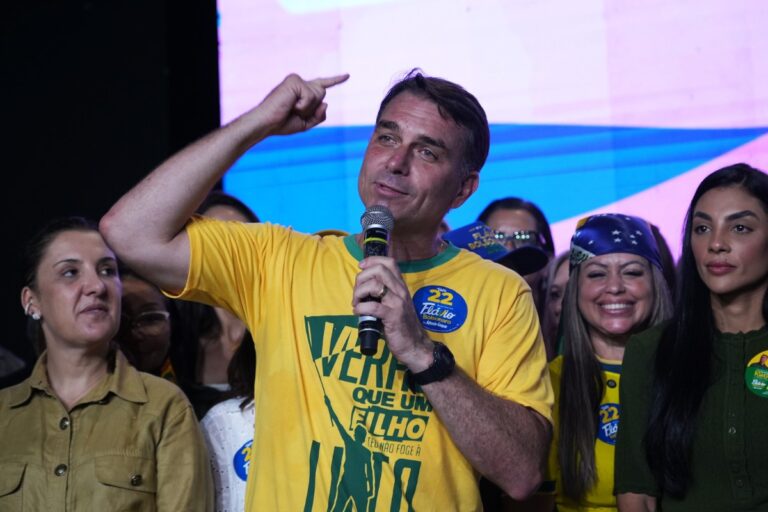 El patriota Flávio Bolsonaro busca la victoria presidencial este domingo para enterrar al socialismo de Lula da Silva: «Vamos a liberar a Brasil»