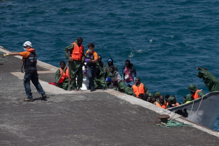 Continúa la invasión en Canarias: interceptan otro cayuco con 79 inmigrantes ilegales en El Hierro