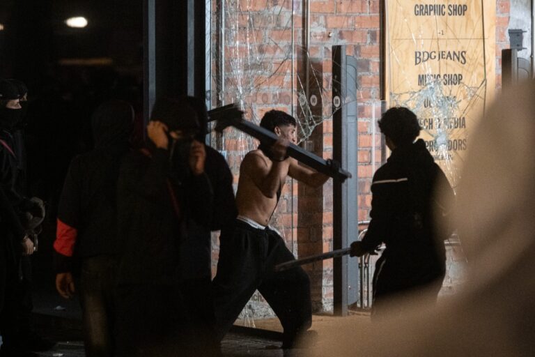 Al menos 100 detenidos, el 25% menores, y 14 comercios saqueados en la violencia magrebí y ultraizquierdista en Barcelona, según el primer balance